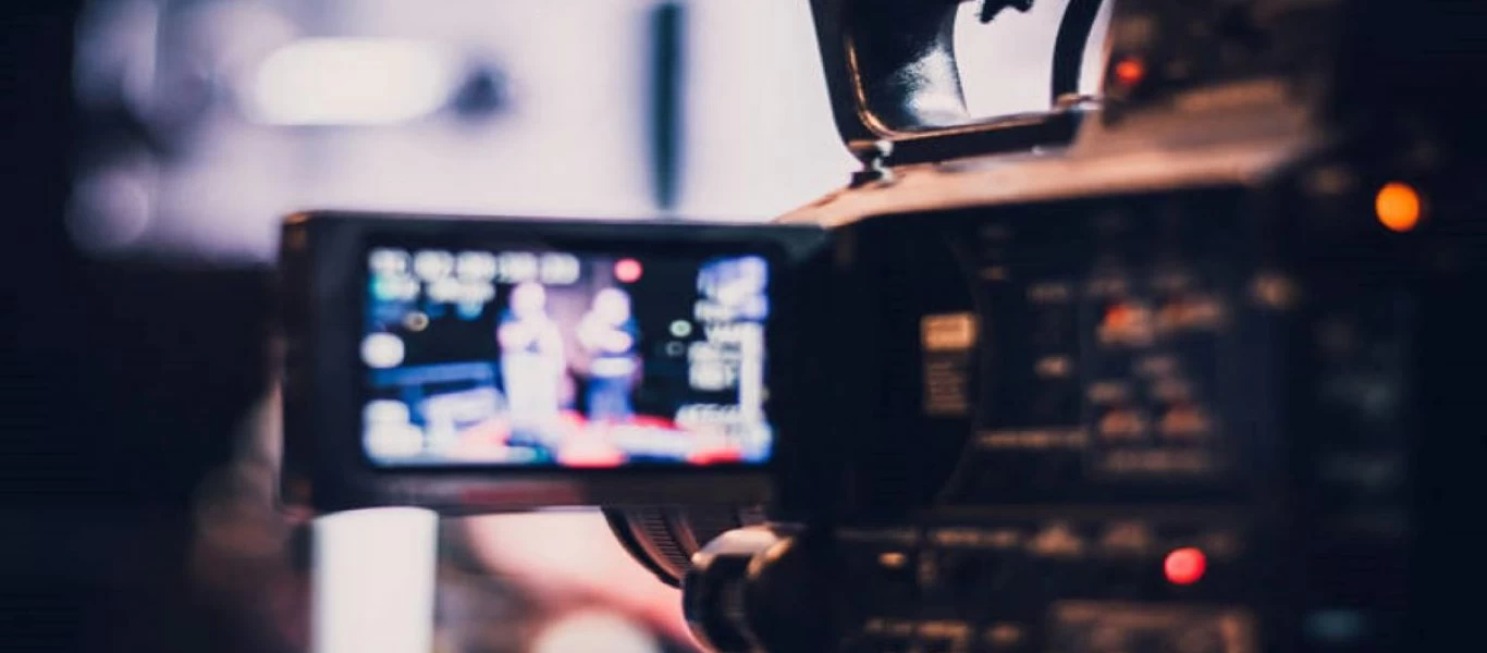 Δημοσιογράφος καταγγέλλει: «Όσοι εργαζόμενοι στο ΕΣΥ βγαίνουν στα κανάλια τους 